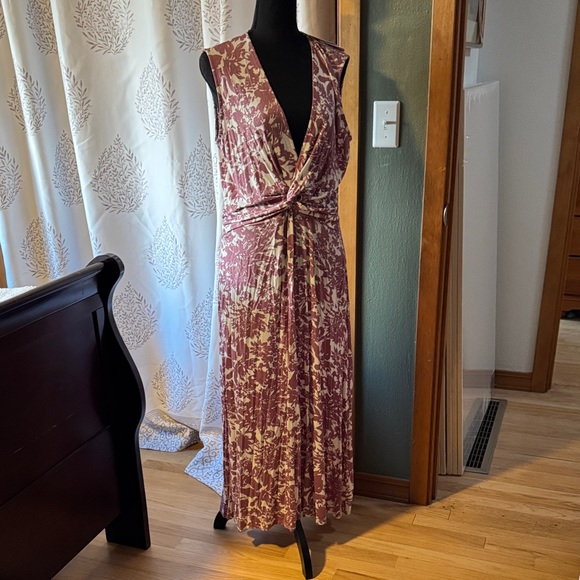 Amour Vert Dresses & Skirts - Amour Vert Floral Maxi Dress in Burgundy and Cream